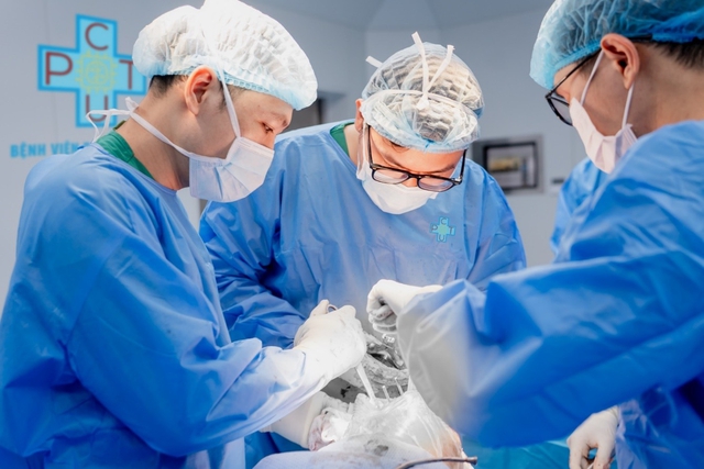 Thay khớp gối toàn phần cho bệnh nhân 73 tuổi thoái hóa khớp độ IV- Ảnh 1.