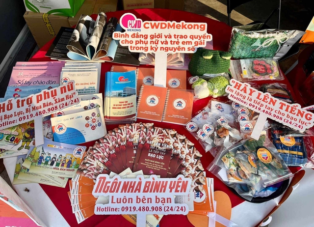 Tr&uacute;t hết sợ h&atilde;i ngo&agrave;i c&aacute;nh cửa b&igrave;nh y&ecirc;n  - Ảnh 1.
