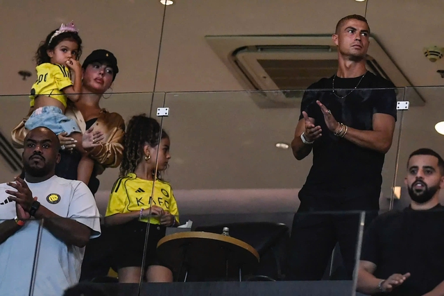 Vợ chồng mới cưới Cristiano Ronaldo và Georgina Rodriguez lần đầu xuất hiện trước công chúng - Ảnh 1.