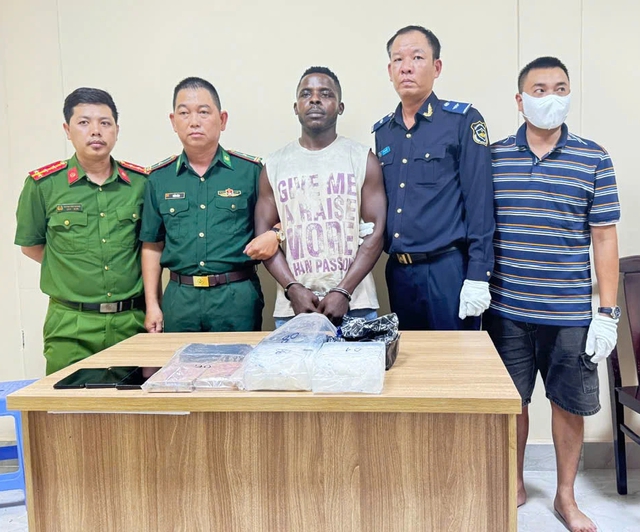 Bắt nghi phạm người Nigeria liên quan đến đường dây vận chuyển ma túy xuyên quốc gia- Ảnh 1.