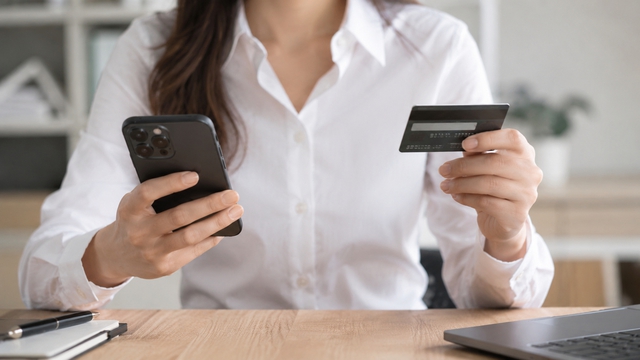 Hacker chạm thẻ vào điện thoại, tiền 'bốc hơi' ngay tại ATM - Ảnh 1.