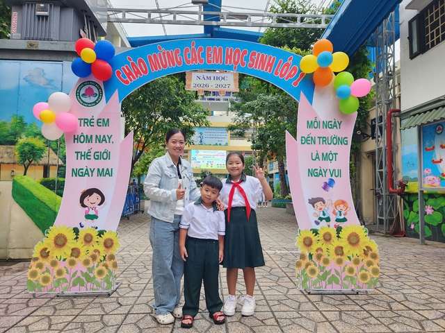 Hôm nay, học sinh đầu và cuối cấp của TP.HCM tựu trường - Ảnh 1.