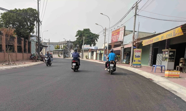 Đường hai chiều kh&ocirc;ng vạch tim, l&aacute;i &ocirc; t&ocirc; thế n&agrave;o để kh&ocirc;ng bị lấn phần đường? - Ảnh 3.