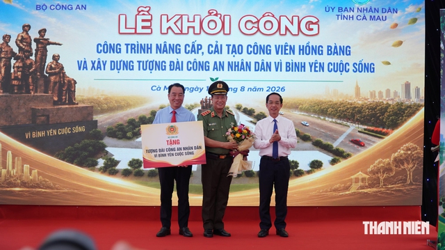 Tặng tượng đài 'Công an nhân dân vì bình yên cuộc sống' cho tỉnh Cà Mau- Ảnh 3.