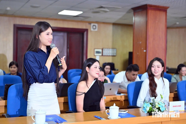 Vinh danh 200 nhà giáo trong Chương trình ‘Chia sẻ cùng thầy cô’ - Ảnh 2.