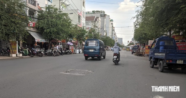 Đường hai chiều kh&ocirc;ng vạch tim, l&aacute;i &ocirc; t&ocirc; thế n&agrave;o để kh&ocirc;ng bị lấn phần đường? - Ảnh 1.