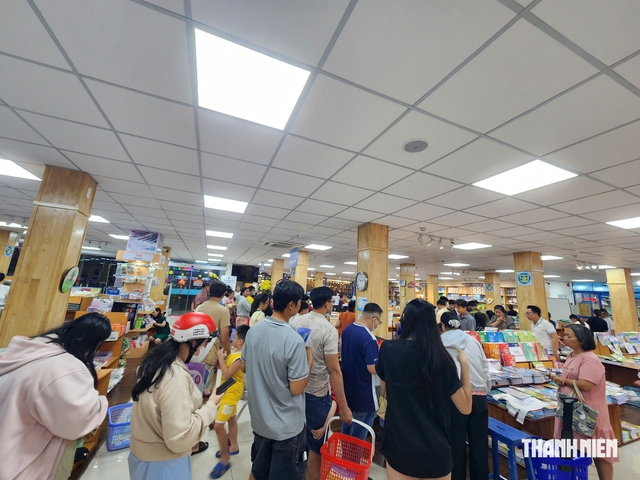 Phụ huynh n&oacute;i kh&oacute; mua s&aacute;ch gi&aacute;o khoa, nh&agrave; xuất bản n&oacute;i g&igrave;? - Ảnh 1.