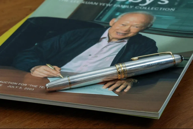 Lee Kuan Yew’s engraved Montblanc fountain pen sells for $461,500 at auction - Ảnh 1.