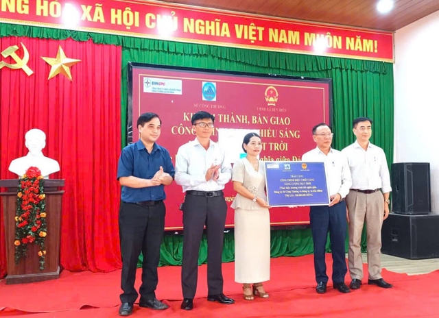 PC Đà Nẵng bàn giao công trình điện chiếu sáng năng lượng mặt trời xã Bến Hiên- Ảnh 1.