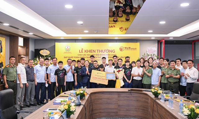 Đinh Anh Ho&agrave;ng c&ugrave;ng đội b&oacute;ng b&agrave;n CAND nhận thưởng lớn 2,2 tỉ đồng cho th&agrave;nh t&iacute;ch lịch sử- Ảnh 1.
