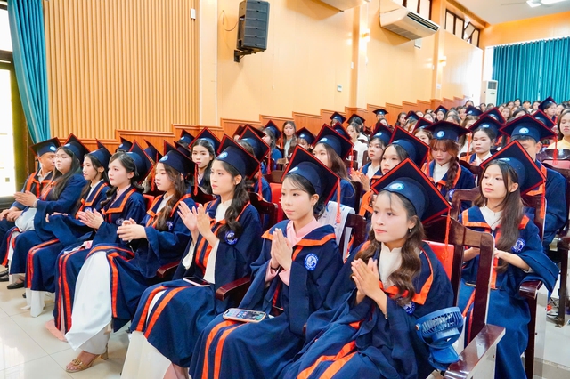 Nữ sinh y dược c&uacute;i đầu tạ ơn trong lễ tốt nghiệp x&uacute;c động ở Huế- Ảnh 2.