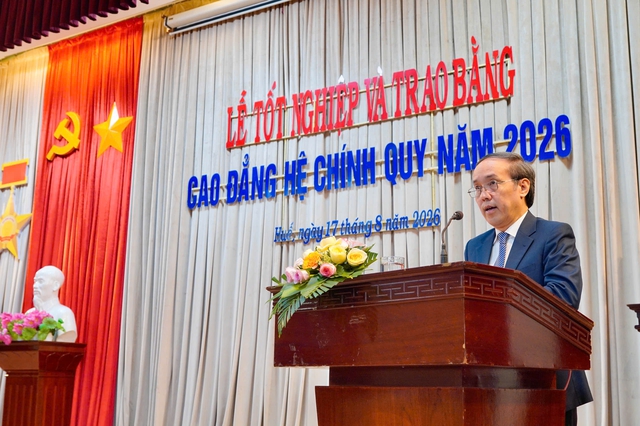 Nữ sinh y dược c&uacute;i đầu tạ ơn trong lễ tốt nghiệp x&uacute;c động ở Huế- Ảnh 3.
