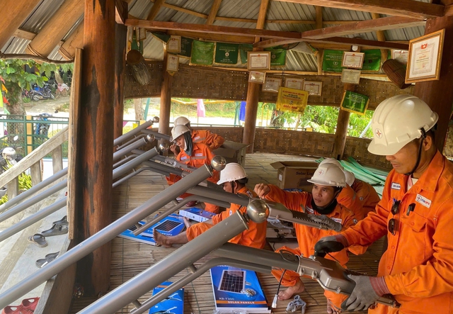 PC Đà Nẵng bàn giao công trình điện chiếu sáng năng lượng mặt trời xã Bến Hiên- Ảnh 2.