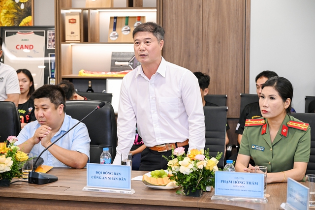 Đinh Anh Ho&agrave;ng c&ugrave;ng đội b&oacute;ng b&agrave;n CAND nhận thưởng lớn 2,2 tỉ đồng cho th&agrave;nh t&iacute;ch lịch sử- Ảnh 2.