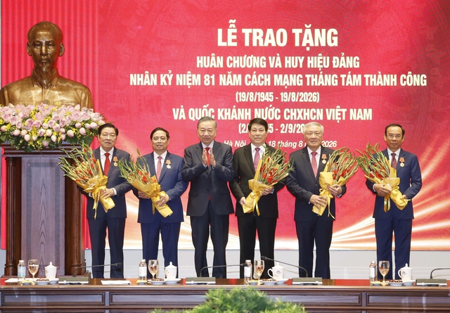 Trao Hu&acirc;n chương Hồ Ch&iacute; Minh tặng 5 nguy&ecirc;n Ủy vi&ecirc;n Bộ Ch&iacute;nh trị - Ảnh 1.