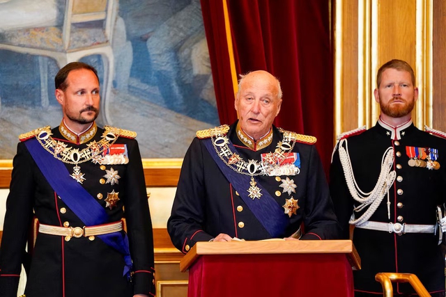 Vua Harald V của Na Uy nhập viện, Thái tử Haakon tạm quyền - Ảnh 1.