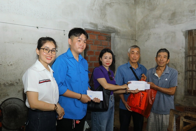 Những bông hoa sen trên thành phố cảng- Ảnh 5.