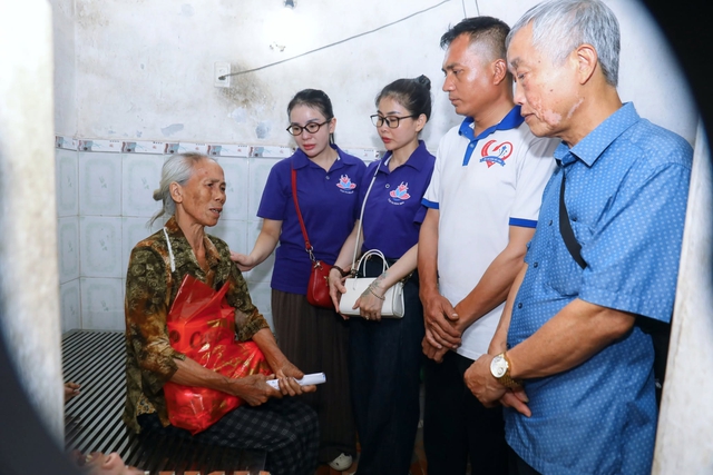 Những bông hoa sen trên thành phố cảng- Ảnh 4.