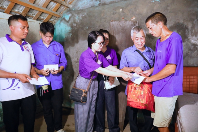Những bông hoa sen trên thành phố cảng- Ảnh 6.