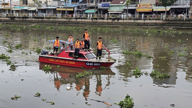 Th&aacute;ch nhau bơi qua s&ocirc;ng Maspero, một người mất t&iacute;ch  - Ảnh 1.