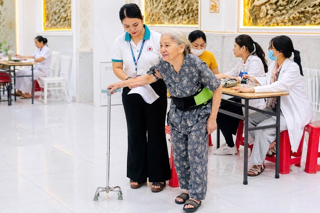 TP.HCM: Bệnh viện Nh&acirc;n d&acirc;n 115 d&agrave;nh ri&ecirc;ng khu kh&aacute;m sức khỏe to&agrave;n d&acirc;n miễn ph&iacute;- Ảnh 1.