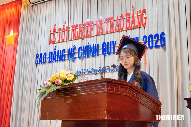 Nữ sinh y dược c&uacute;i đầu tạ ơn trong lễ tốt nghiệp x&uacute;c động ở Huế- Ảnh 1.