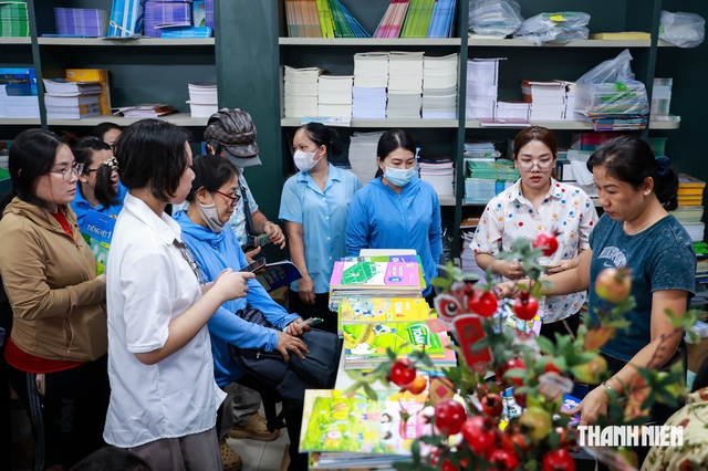 Vất vả mua s&aacute;ch gi&aacute;o khoa trước năm học mới - Ảnh 4.