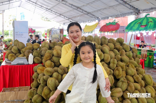 Độc lạ chuối ‘bàn tay cầu nguyện’ khiến khách tò mò tại lễ hội trái cây - Ảnh 7.