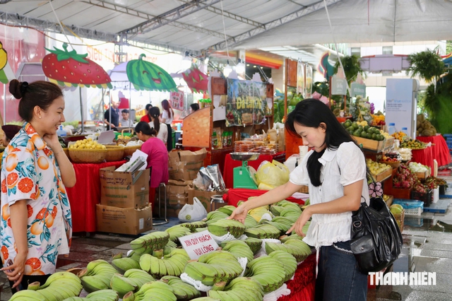 Độc lạ chuối ‘bàn tay cầu nguyện’ khiến khách tò mò tại lễ hội trái cây - Ảnh 2.