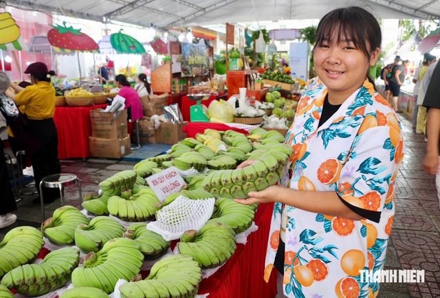 Độc lạ chuối ‘bàn tay cầu nguyện’ khiến khách tò mò tại lễ hội trái cây - Ảnh 9.