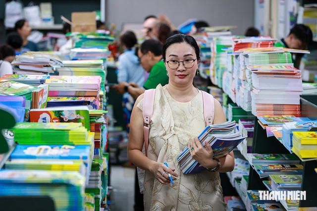 Vất vả mua s&aacute;ch gi&aacute;o khoa trước năm học mới - Ảnh 2.