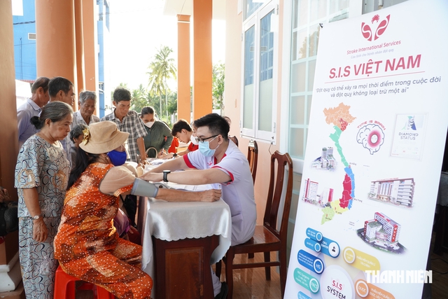 H&agrave;ng trăm người cao tuổi được kh&aacute;m, tư vấn về đột quỵ miễn ph&iacute; - Ảnh 1.