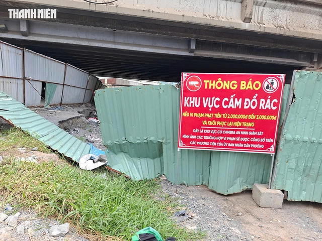Đổ rác ngay dưới biển cấm - Ảnh 1.