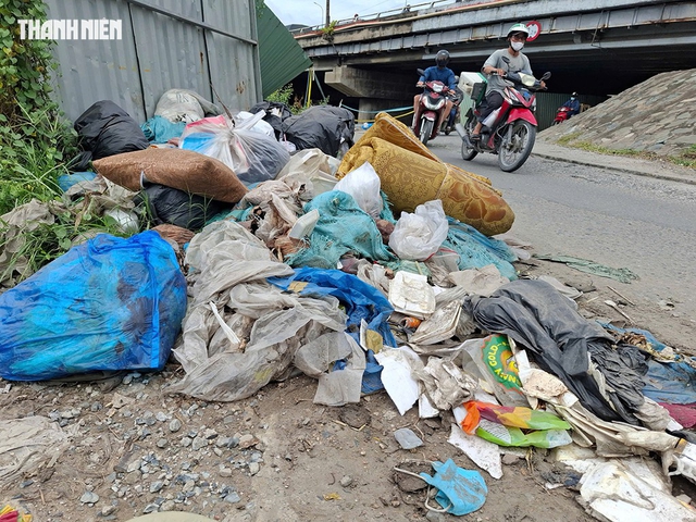 Đổ rác ngay dưới biển cấm - Ảnh 2.
