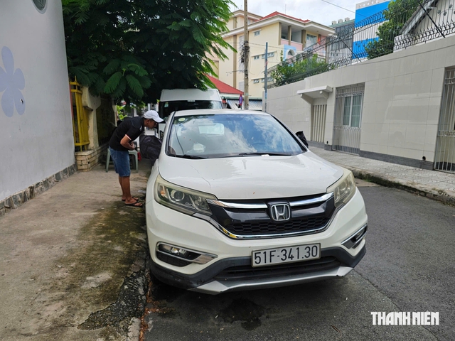 &Ocirc; t&ocirc; nằm 'bất động' nửa năm ở cư x&aacute; Lữ Gia, CSGT y&ecirc;u cầu di dời - Ảnh 3.