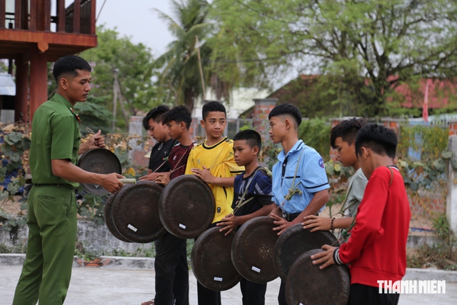 Chung d&ograve;ng m&aacute;u Lạc Hồng: Thượng &uacute;y c&ocirc;ng an giữ hồn chi&ecirc;ng cổ - Ảnh 1.