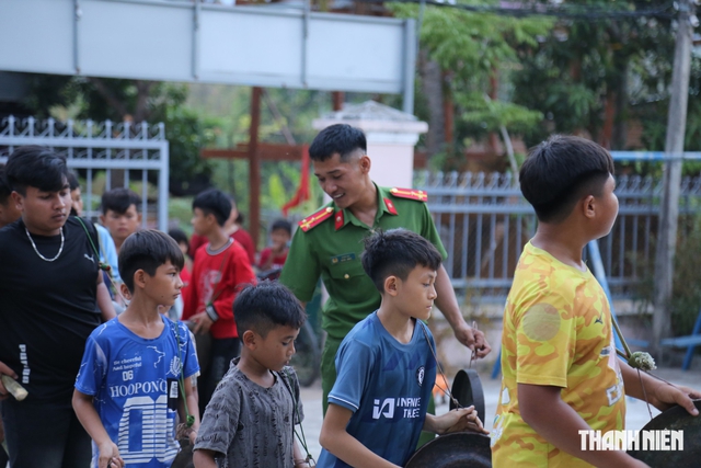 Chung d&ograve;ng m&aacute;u Lạc Hồng: Thượng &uacute;y c&ocirc;ng an giữ hồn chi&ecirc;ng cổ - Ảnh 2.