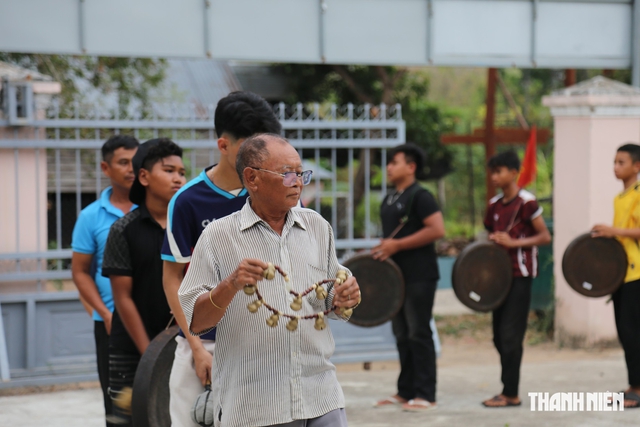 Chung d&ograve;ng m&aacute;u Lạc Hồng: Thượng &uacute;y c&ocirc;ng an giữ hồn chi&ecirc;ng cổ - Ảnh 3.