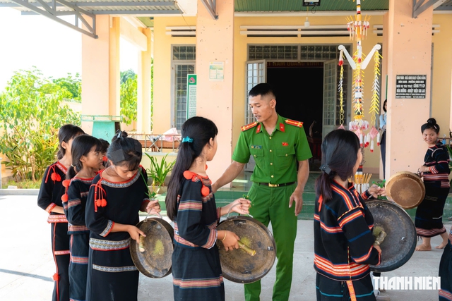 Chung d&ograve;ng m&aacute;u Lạc Hồng: Thượng &uacute;y c&ocirc;ng an giữ hồn chi&ecirc;ng cổ - Ảnh 4.