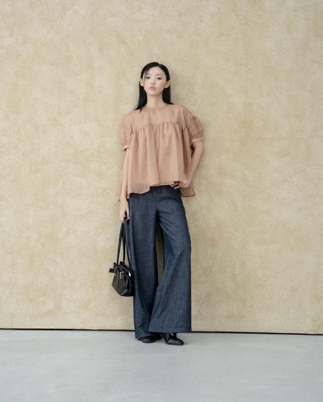 Tho&aacute;t m&aacute;c điệu đ&agrave; với sự biến tấu từ &aacute;o blouse tay phồng c&ugrave;ng quần jeans - Ảnh 1.
