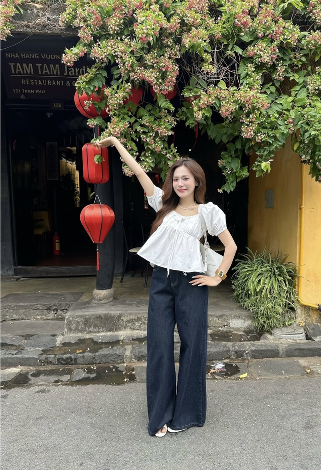 Tho&aacute;t m&aacute;c điệu đ&agrave; với sự biến tấu từ &aacute;o blouse tay phồng c&ugrave;ng quần jeans - Ảnh 3.