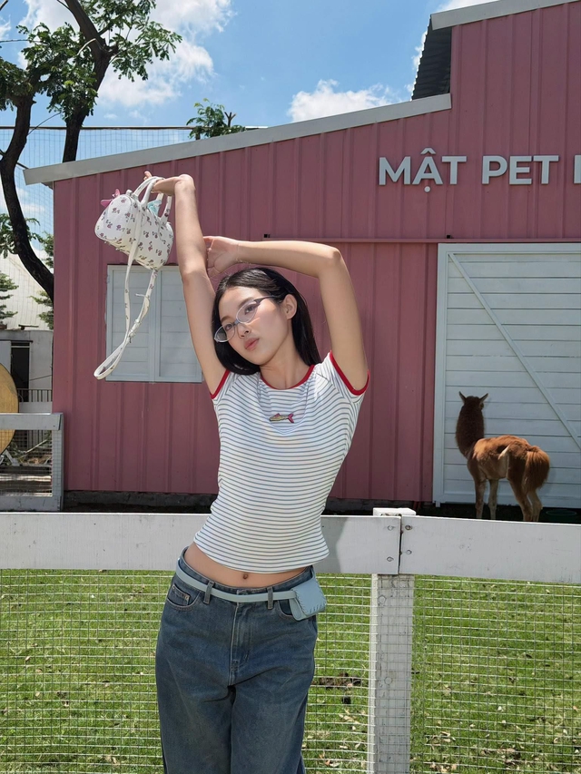 Áo kẻ ngang quen thuộc trở thành tâm điểm của giới trẻ - Ảnh 5.