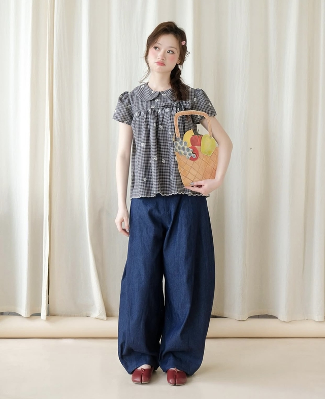 Tho&aacute;t m&aacute;c điệu đ&agrave; với sự biến tấu từ &aacute;o blouse tay phồng c&ugrave;ng quần jeans - Ảnh 5.