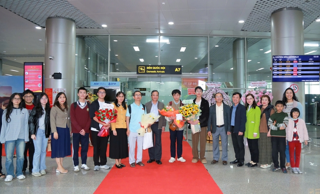 Khen thưởng HS gi&agrave;nh Huy chương Bạc Olympic Tin học Quốc tế tại s&acirc;n bay Li&ecirc;n Khương  - Ảnh 3.