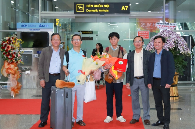 Khen thưởng HS gi&agrave;nh Huy chương Bạc Olympic Tin học Quốc tế tại s&acirc;n bay Li&ecirc;n Khương  - Ảnh 1.
