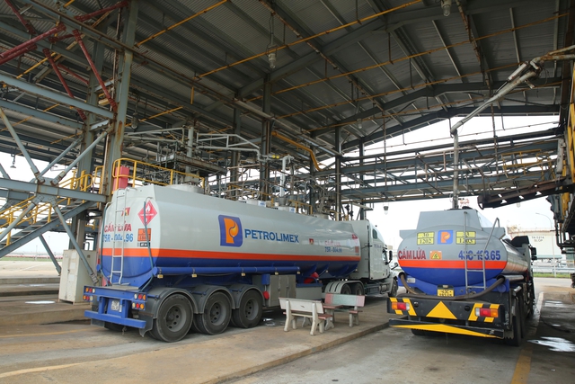 BSR xuất b&aacute;n l&ocirc; Diesel sinh học B5 đầu ti&ecirc;n từ NMLD Dung Quất - Ảnh 2.