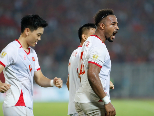 Vé 'chợ đen' bán kết Việt Nam - Malaysia vẫn nóng trước giờ G: Giá không bị hét trên trời- Ảnh 3.