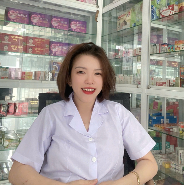 Nh&oacute;m thợ hồ ngồi ăn trước nh&agrave; thuốc TP.HCM, dược sĩ khuyết tật l&agrave;m điều x&uacute;c động - Ảnh 2.
