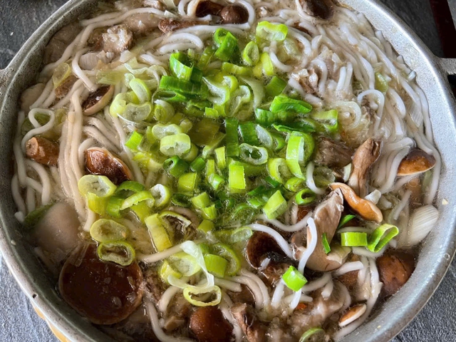 Tô bánh canh nấm tràm xứ Huế mùa Vu lan báo hiếu - Ảnh 1.