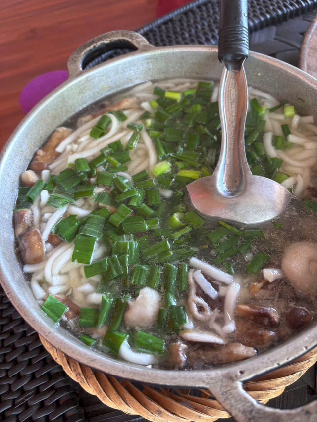 Tô bánh canh nấm tràm xứ Huế mùa Vu lan báo hiếu - Ảnh 3.